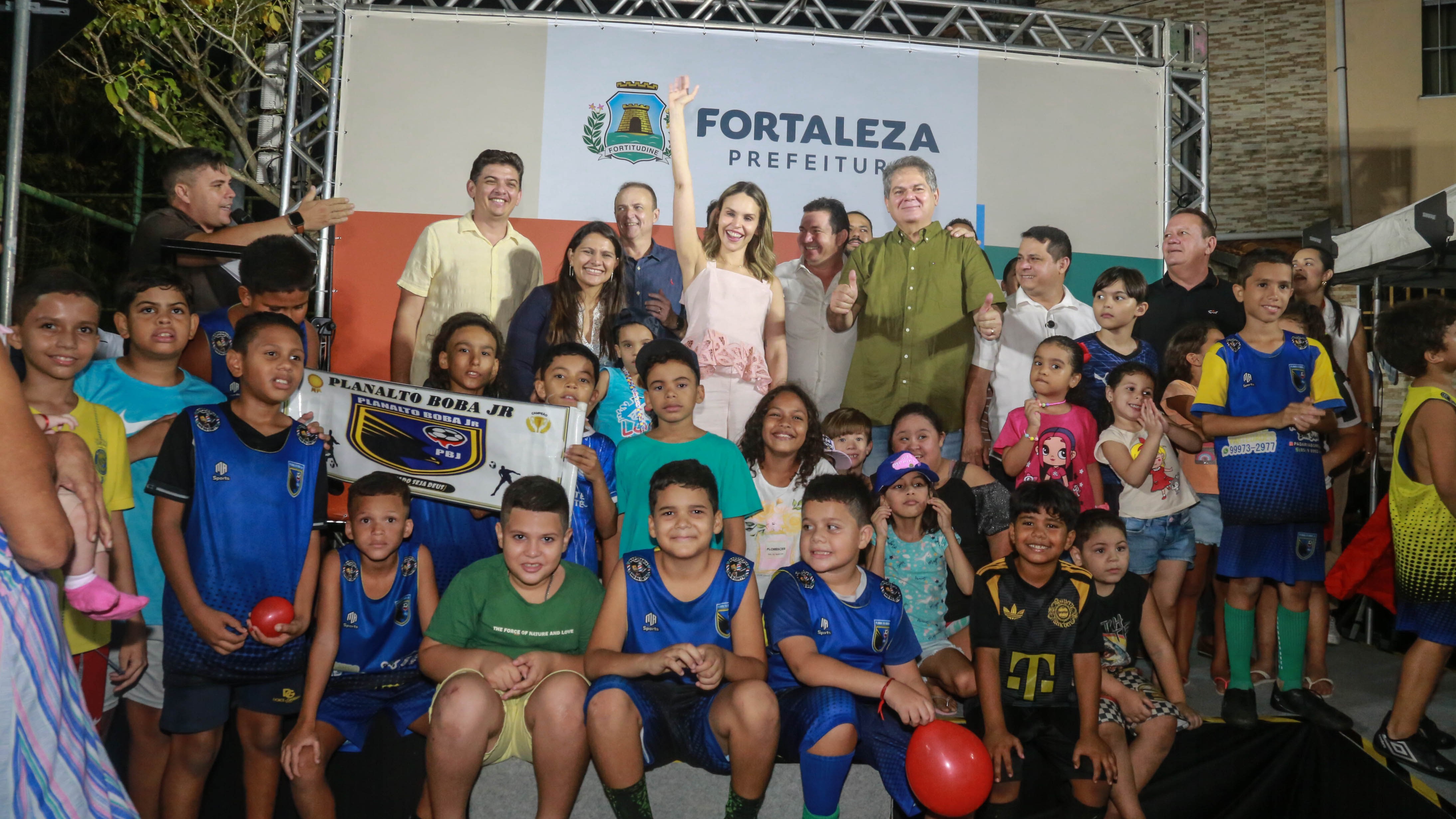 grupo de pessoas posa para a foto